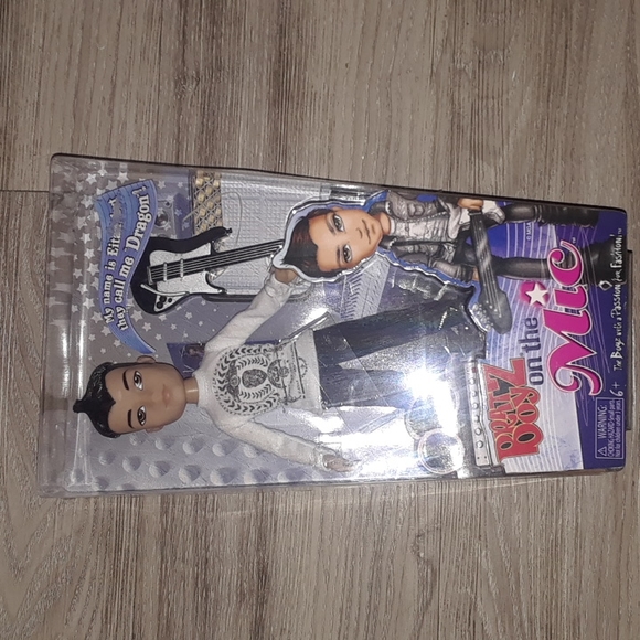 BRATZ Boyz on the Mic EITAN Boy Doll with Guitar NEW - Picture 2 of 5